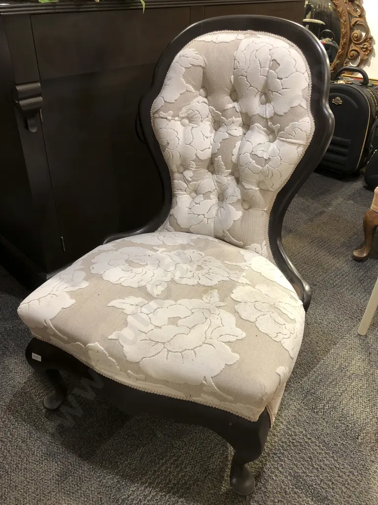Button Back Nursing Chair Image 1++