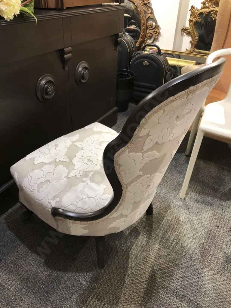 Button Back Nursing Chair Image 1++