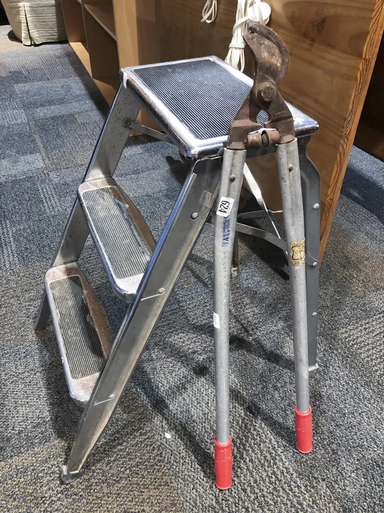 Aluminium Kitchen Steps Together with Garden Snips Image 1++