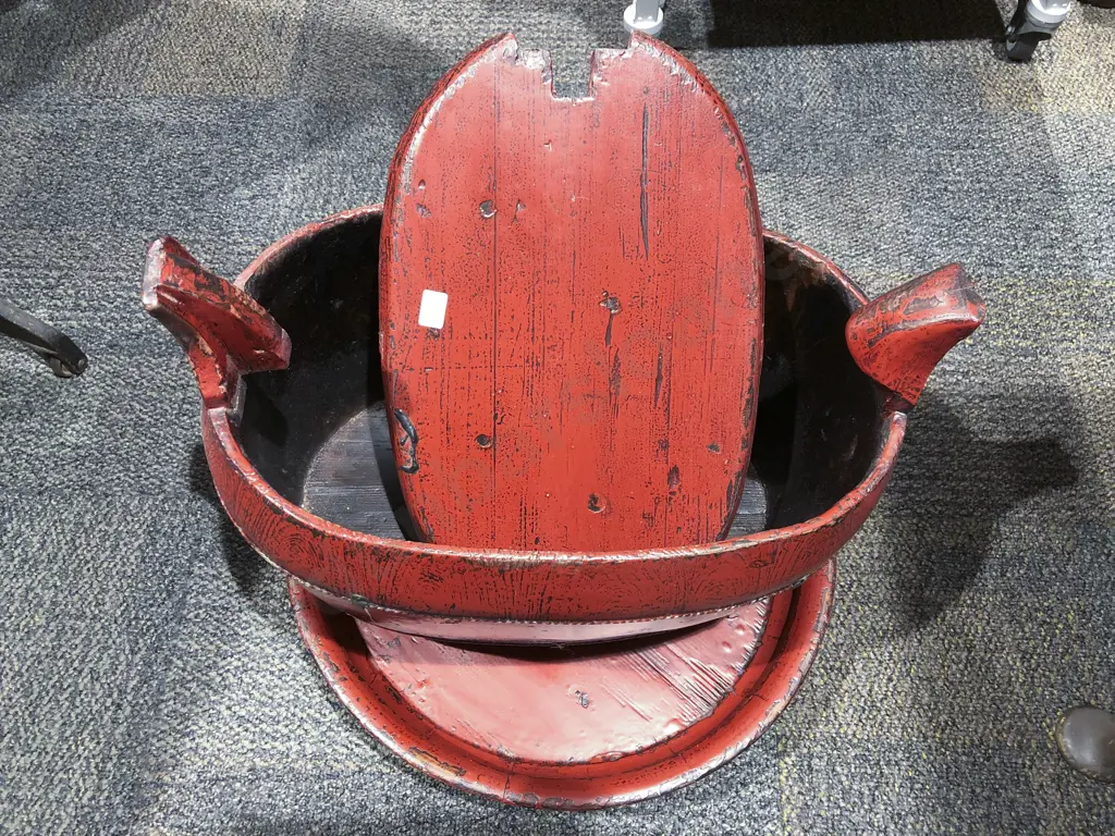 Oriental Red Lacquered Lidded Container & Tray Image 1++