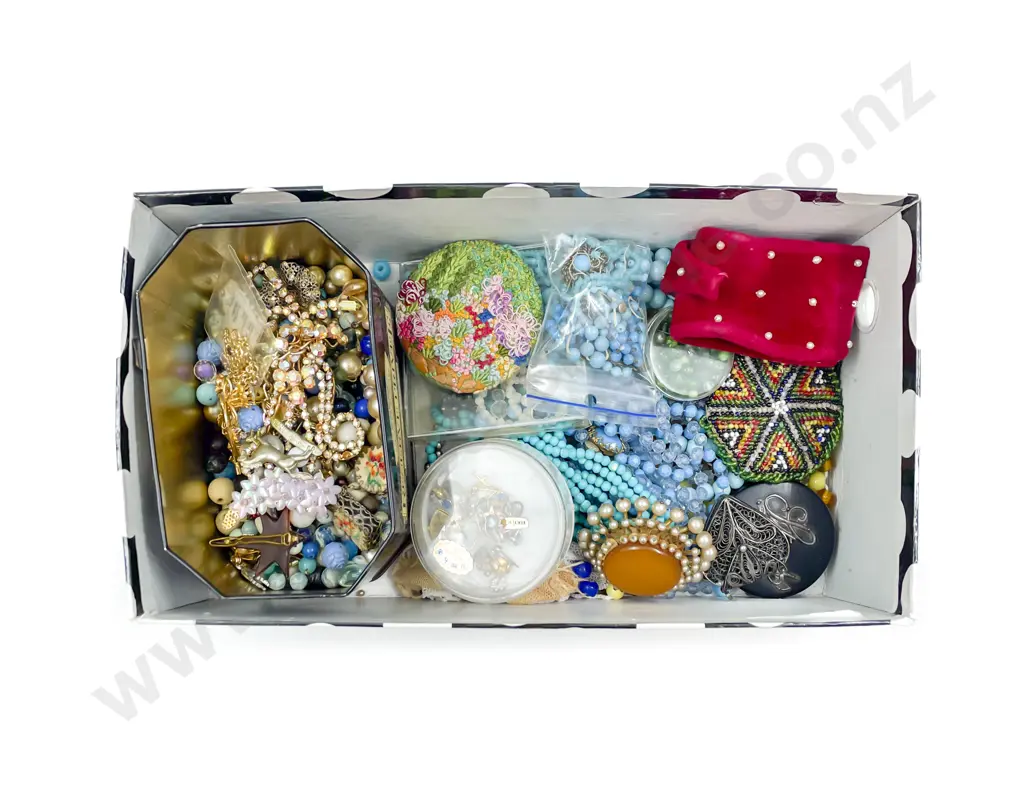 Qty Beads and Beaded Jewellery Image 1++