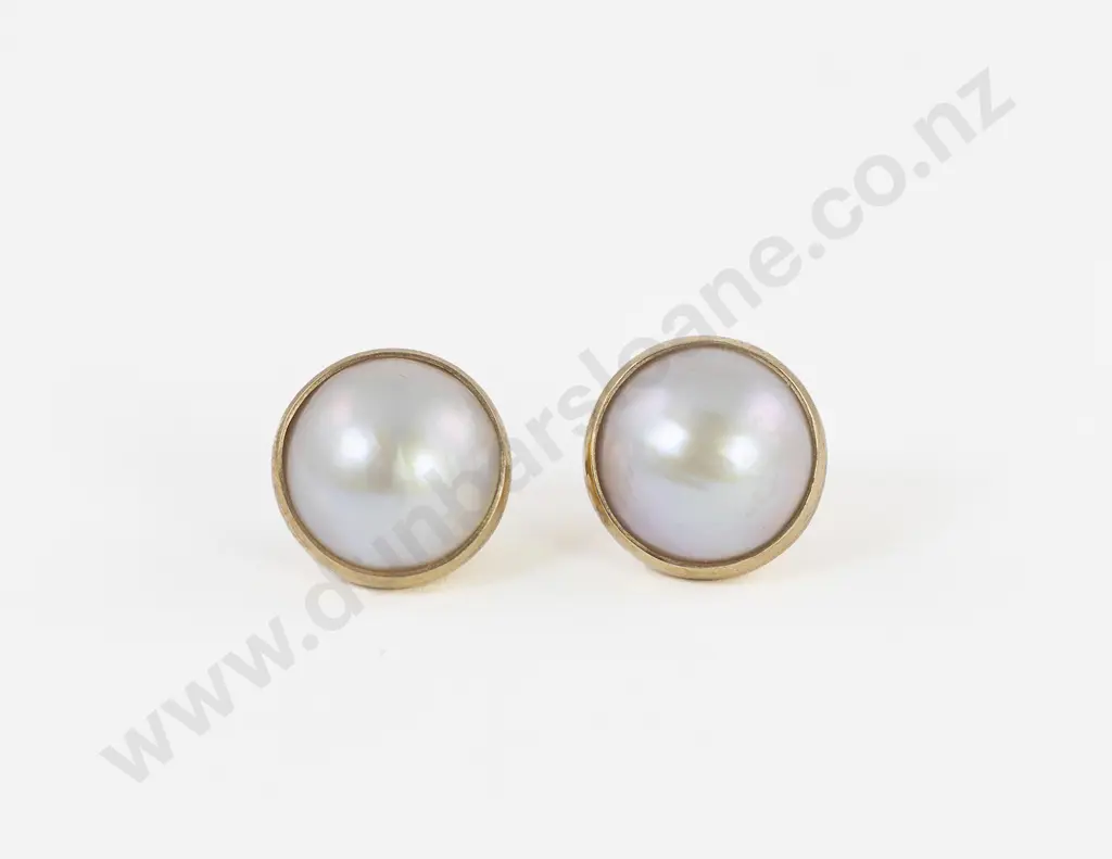 Pair 9ct Single Mabe Pearl Earrings Image 1++
