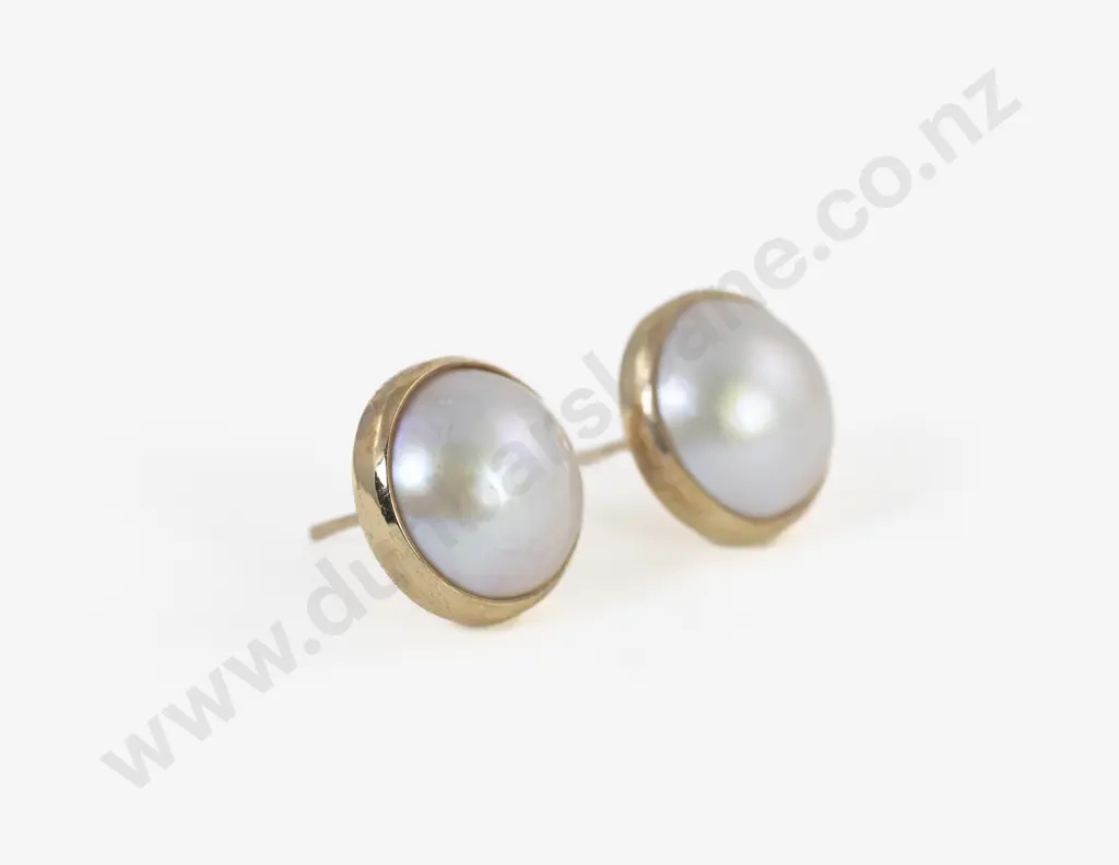 Pair 9ct Single Mabe Pearl Earrings Image 1++