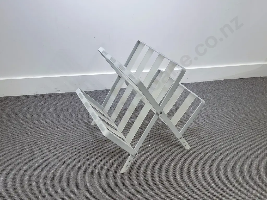 Modern Design Powder Coated Aluminium and Plastic Folding Magazine Rack Image 1++