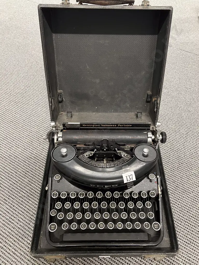 Remington Noiseless Portable Typewriter Image 1++