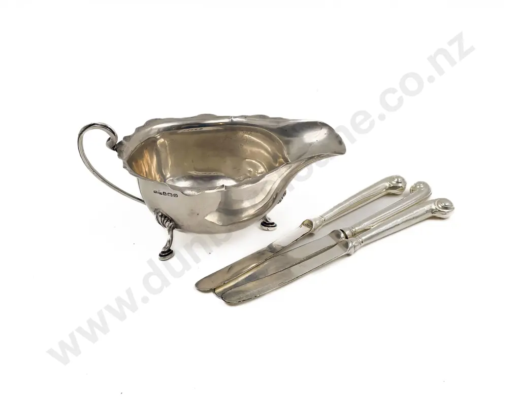 S/S Sauce Boat with Three S/S Butter Knives Image 1++