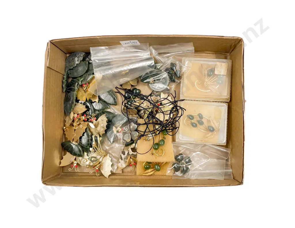 Quantity Various Jade Pendants and Brooches Image 1++