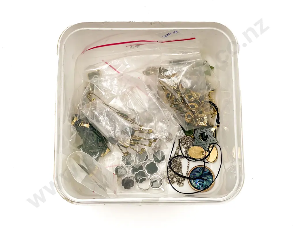 Quantity Various Jade Pendants and Brooches Image 1++