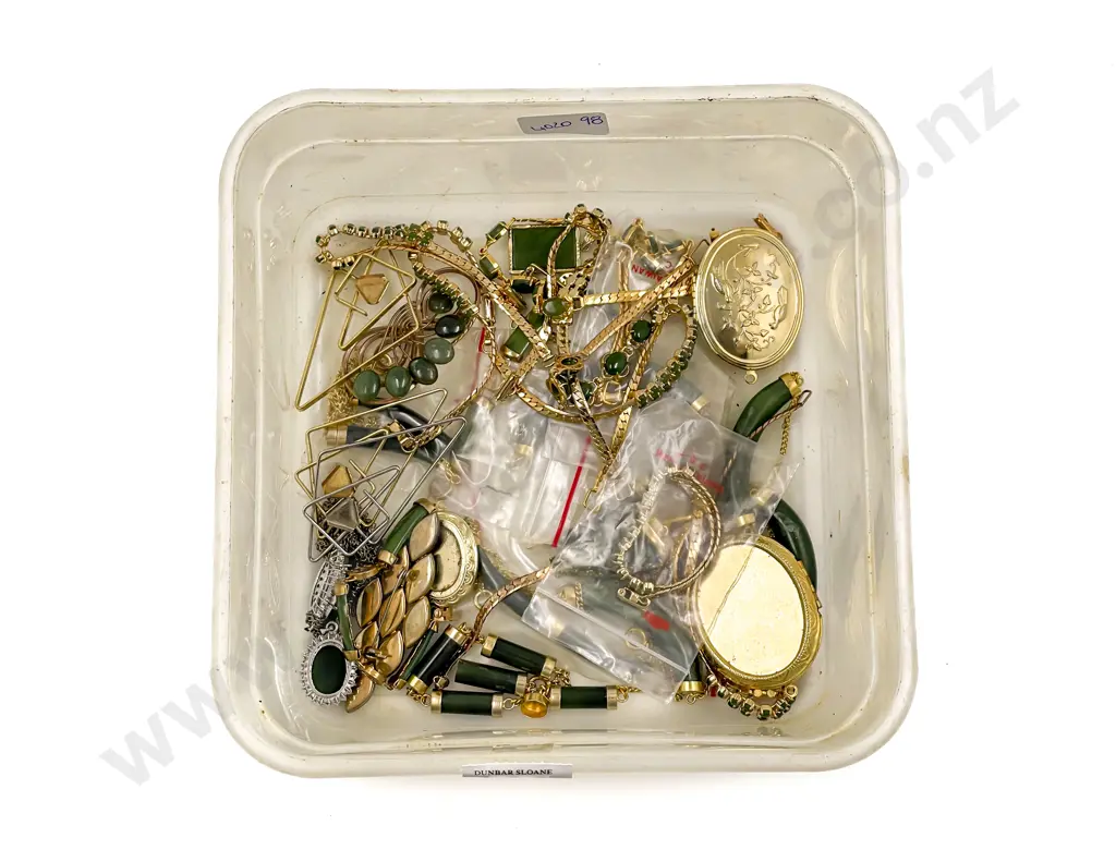 Quantity Various Jade Pendants Image 1++
