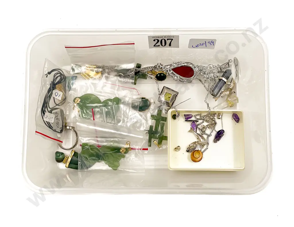 Quantity Various Jade Pieces and Jewellery Image 1++