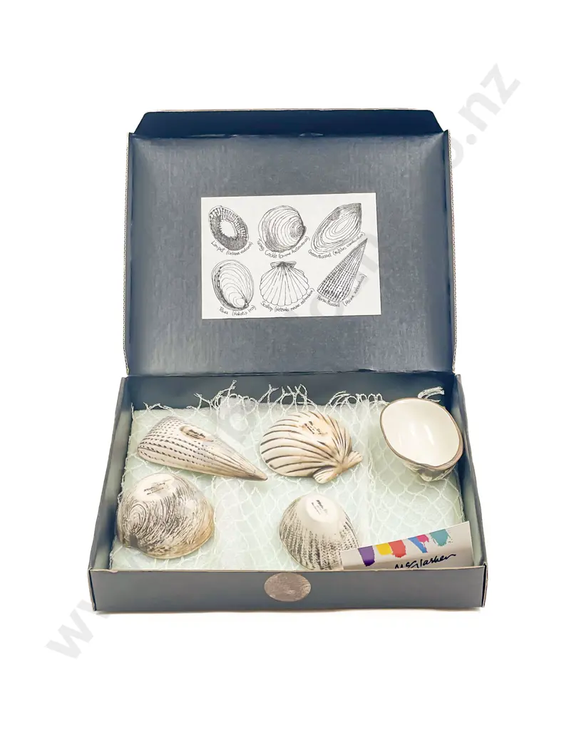 Boxed Set of Royce McGlashen NZ Shell Dipping Bowls Image 1++