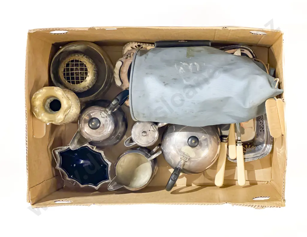 Box of Assorted Metalware Image 1++