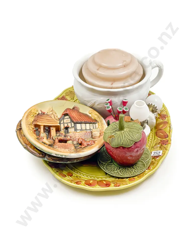 Quantity of Assorted incl Relief Moulded Plates etc Image 1++