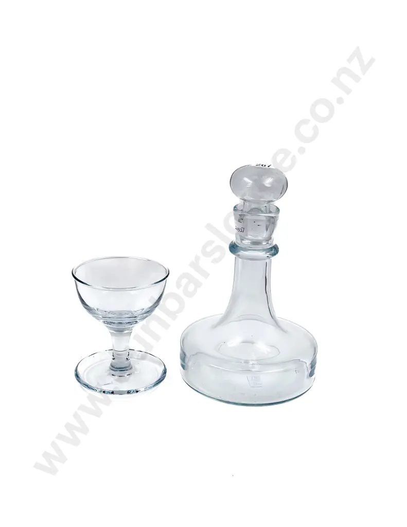 Eight Oversized Glasses with Decanter Image 1++