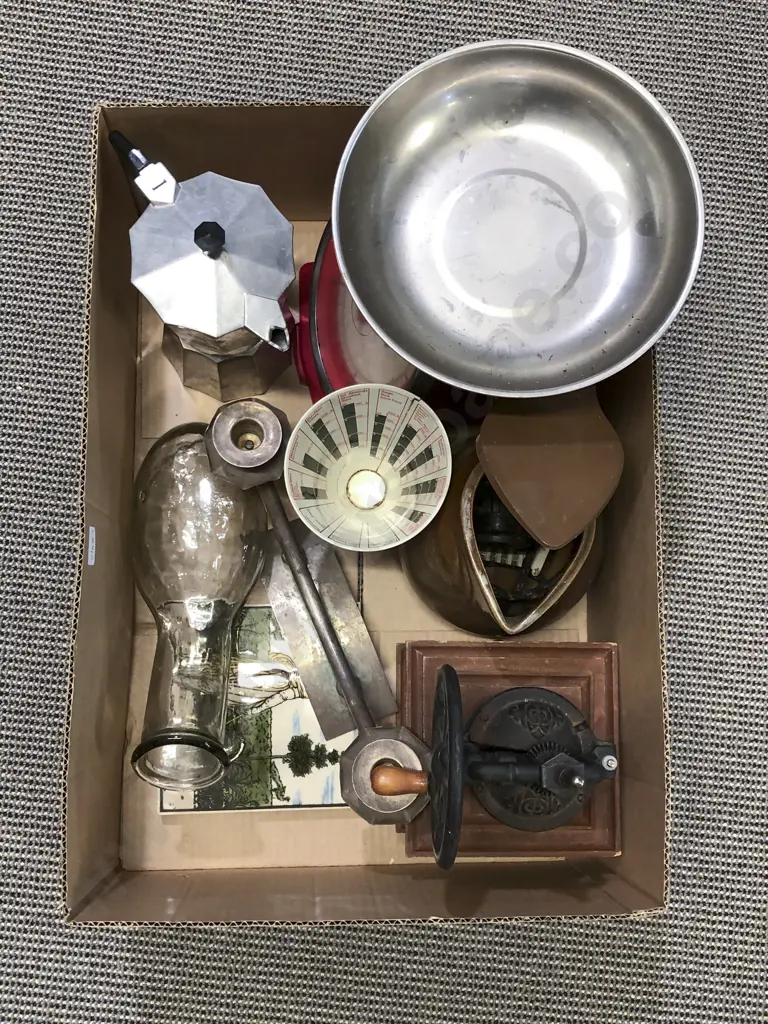 Quantity of Assorted Kitchenalia incl Scales & Moka Pot Image 1++