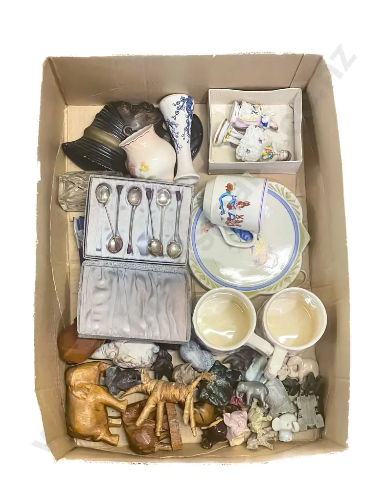 Quantity of Assorted China & Animal Ornaments etc Image 1++