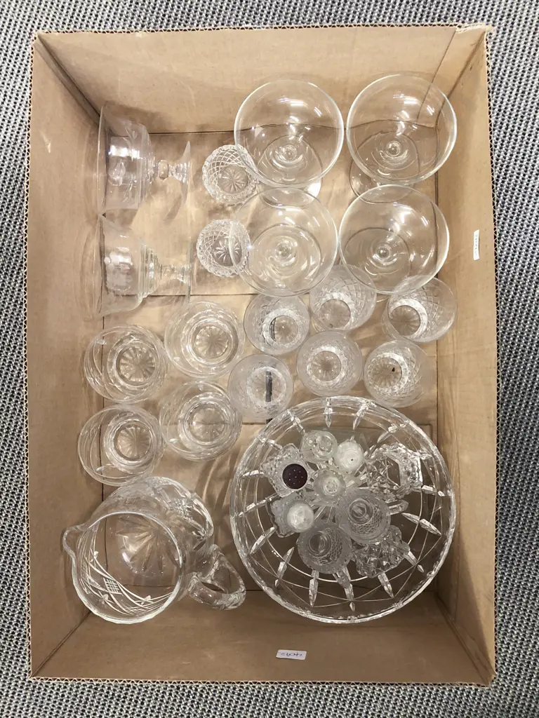 Quantity of Assorted Crystal & Glass Ware Image 1++