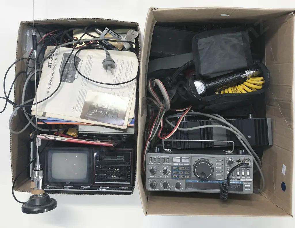 Two Boxes of Assorted Vintage Electronics Image 1++