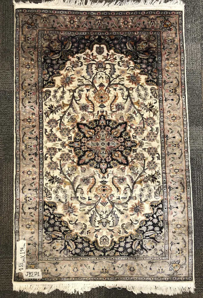 Woolen Persian Floor Rug Image 1++