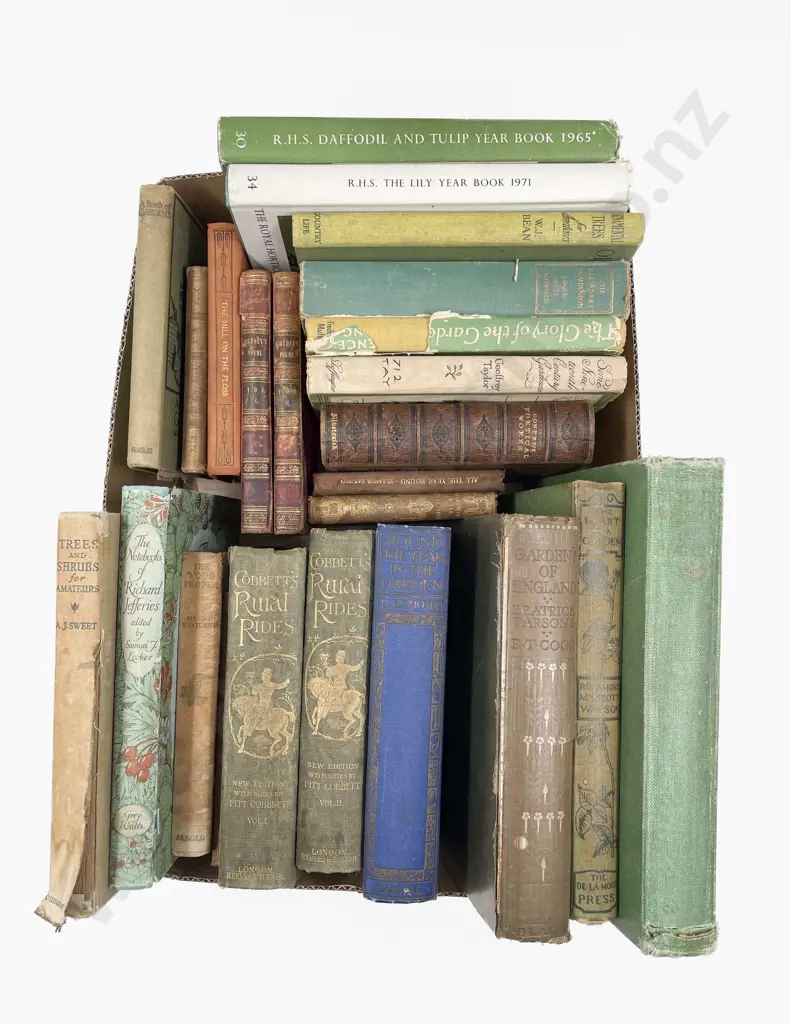 Box of Assorted Vintage Gardening Books Image 1++