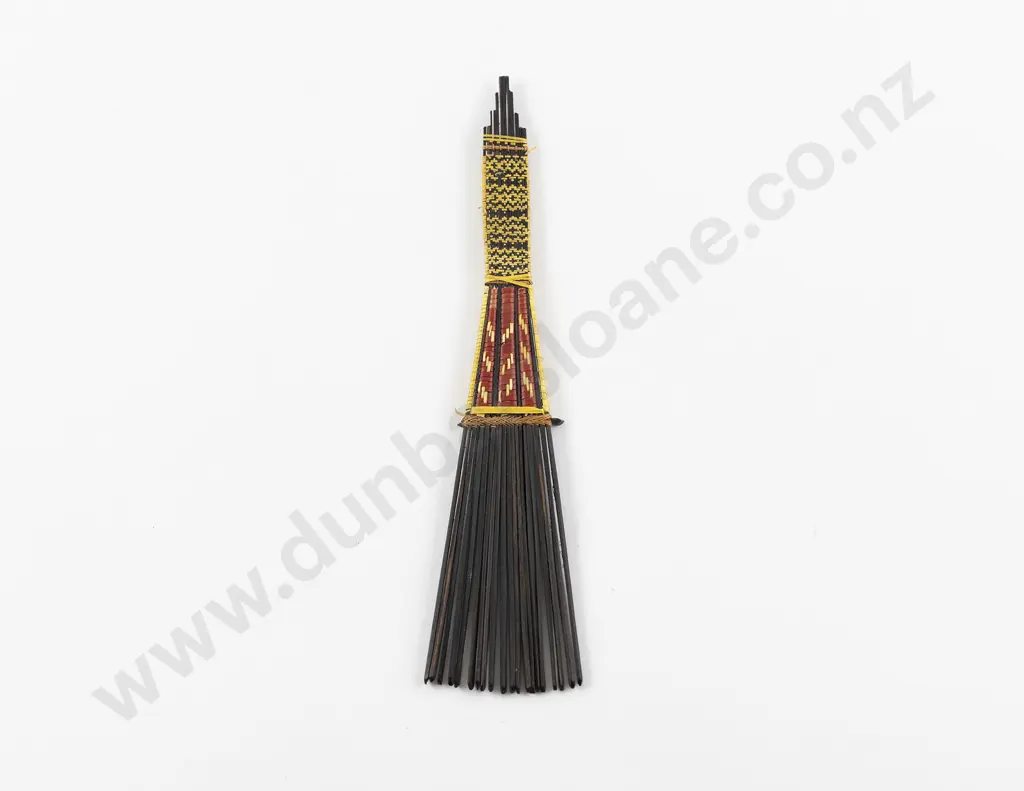 A Fine early 20th Century Solomon Islands Comb Image 1++