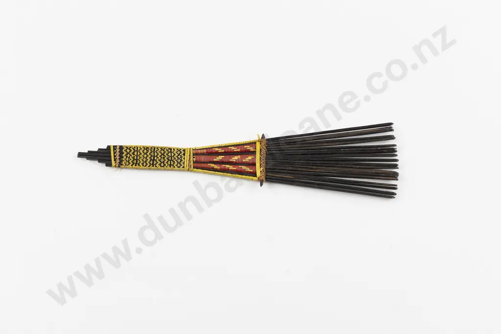 A Fine early 20th Century Solomon Islands Comb Image 1++