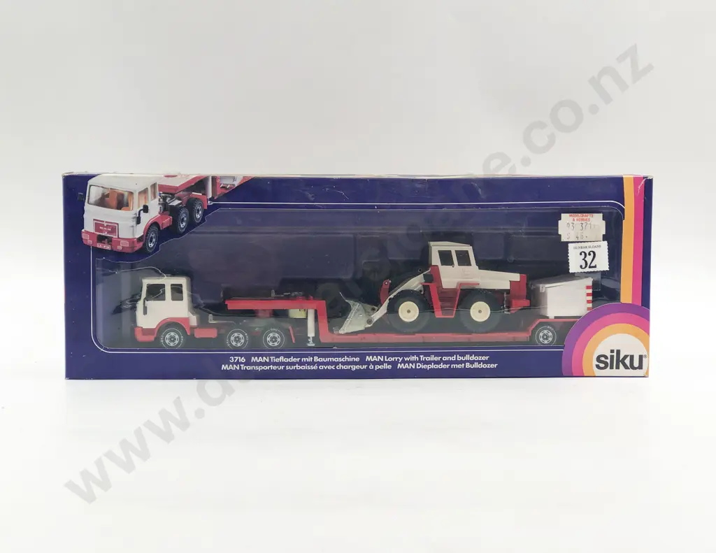 Siku Boxed 3716 MAN Lorry with Trailer and Bulldozer Image 1++