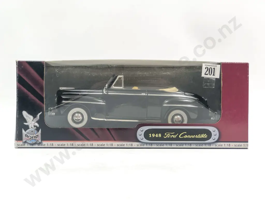 Road Signature Boxed 1:18 1948 Ford Convertible Image 1++