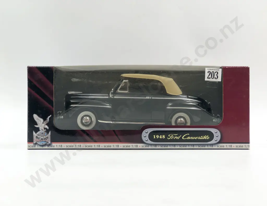 Road Signature Boxed 1:18 1948 Ford Convertible Image 1++