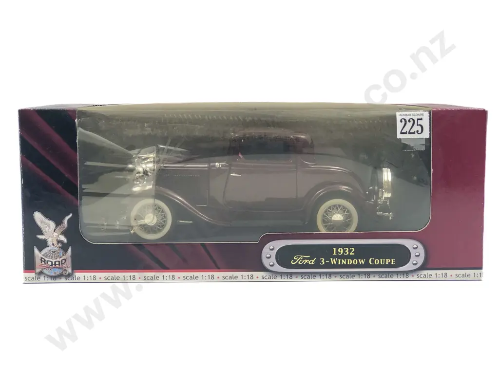 Road Signature Boxed 1:18 1932 Ford 3-Window Coupe Image 1++