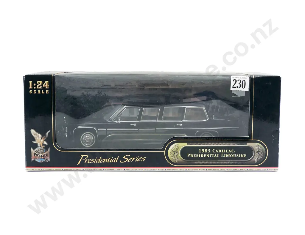 Road Signature Boxed Presidential Series 1:24 1983 Cadillac Presidential Limousine Image 1++
