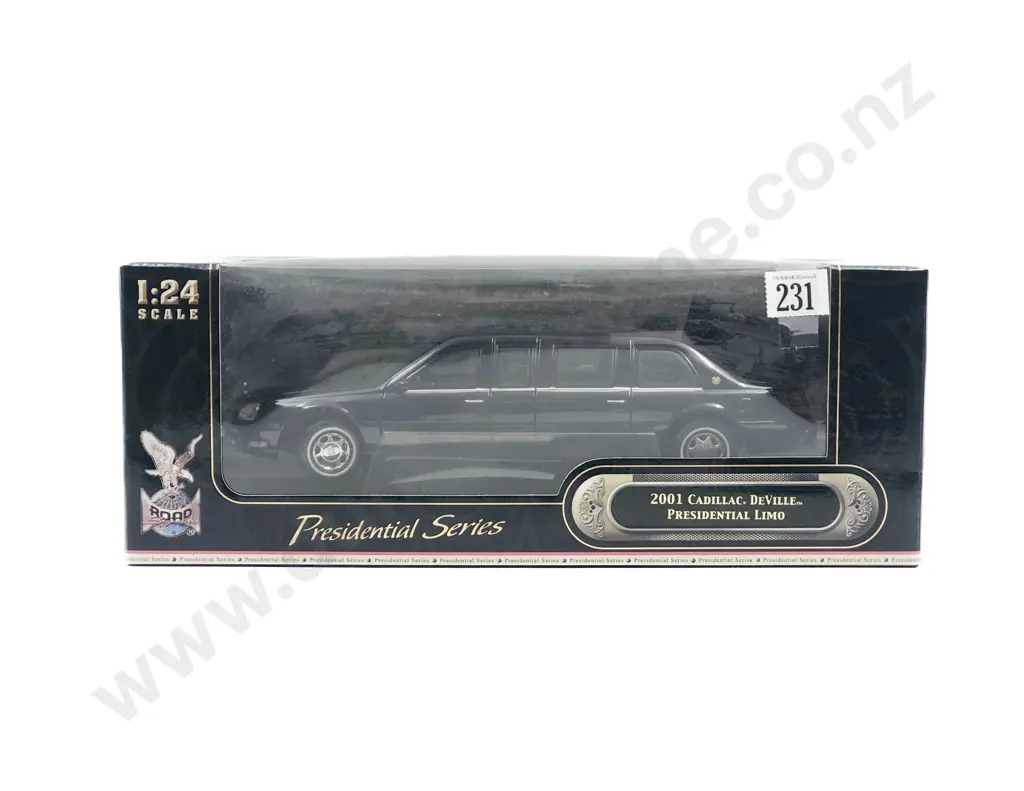 Road Signature Boxed Presidential Series 1:24 2001 Cadillac Deville Presidential Limo Image 1++
