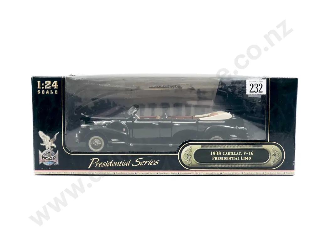 Road Signature Boxed Presidential Series 1:24 1938 Cadillac V-16 Presidential Limo Image 1++