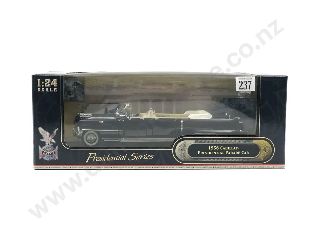Road Signature Boxed Presidential Series 1:24 1956 Cadillac Presidential Parade Car Image 1++