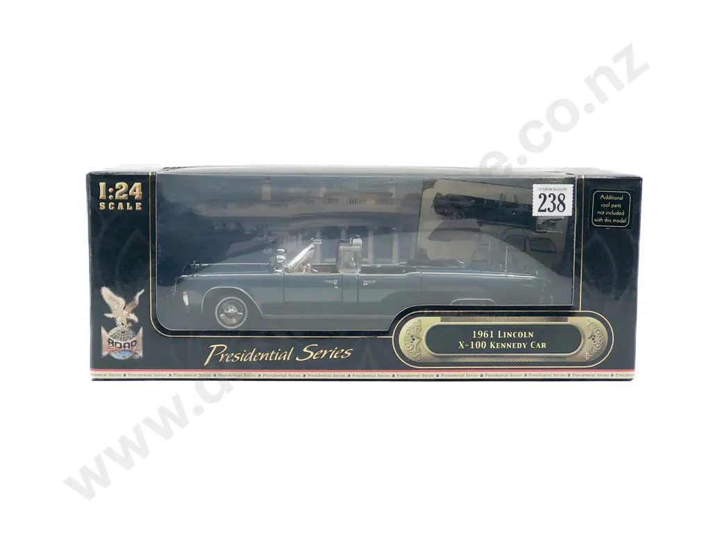 Road Signature Boxed Presidential Series 1:24 1961 Lincoln X-100 Kennedy Car Image 1++