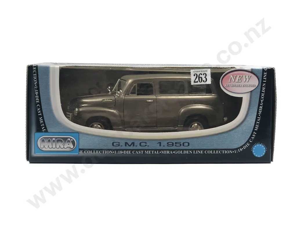 Mira Boxed New Millennium 1:18 GMC Suburban 1950 Image 1++
