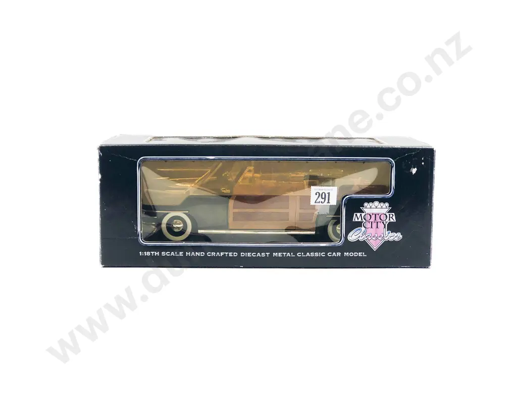 Motor City Boxed 1:18 1948 Chrysler Town & Country Image 1++