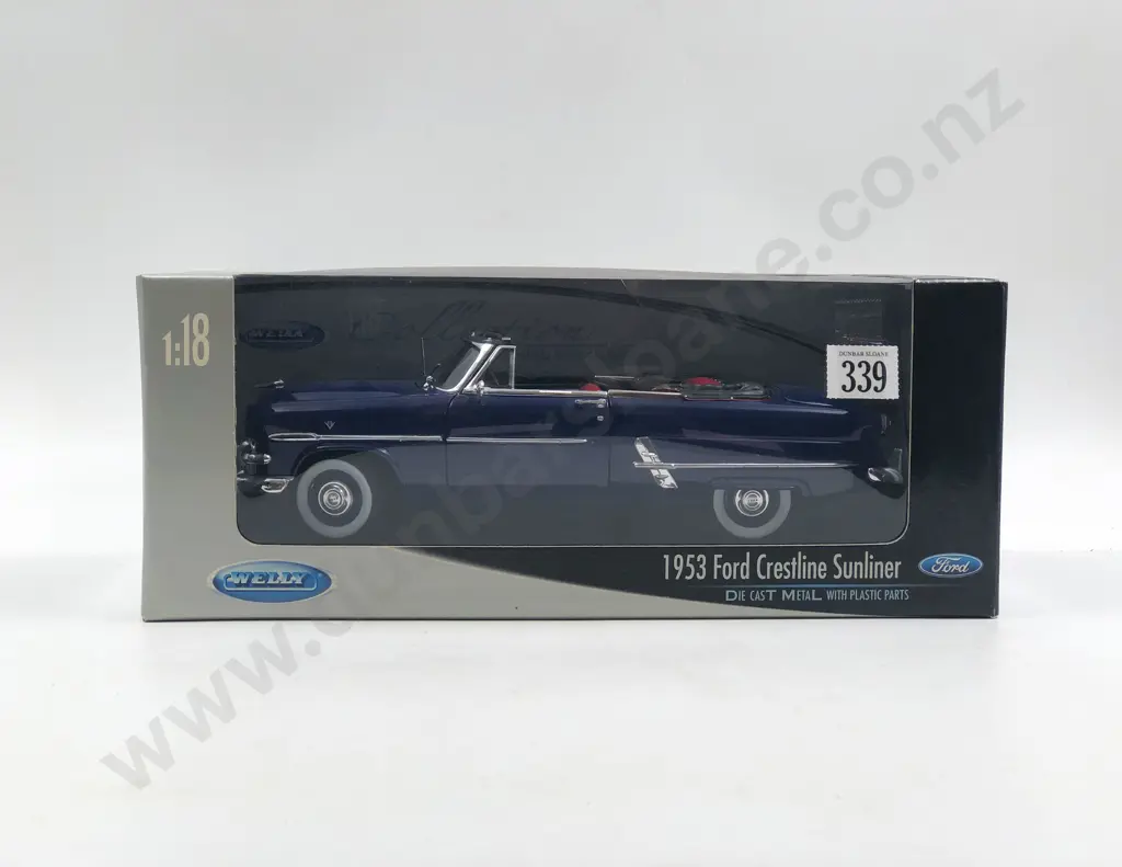 Welly Boxed 1:18 1953 Ford Crestline Sunliner Image 1++