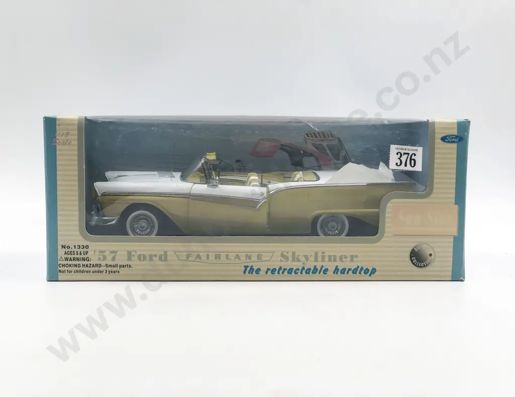 Sun Star Boxed 1:18 Classic Models 1957 Ford Fairlane Skyline Retractable Hardtop Image 1++