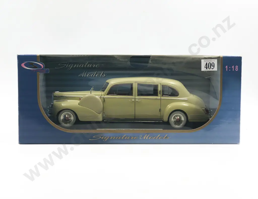 Signature Models Boxed 1:18 1941 Packard Limousine Image 1++