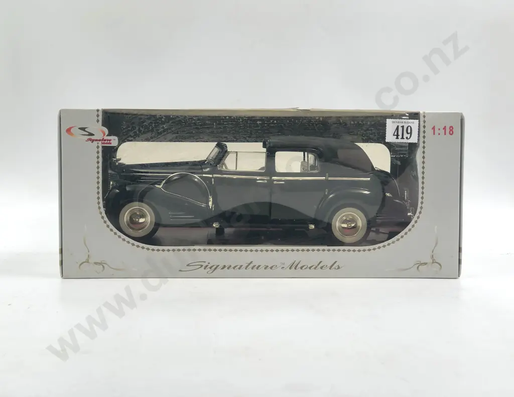 Signature Models Boxed 1:18 1938 Cadillac Image 1++