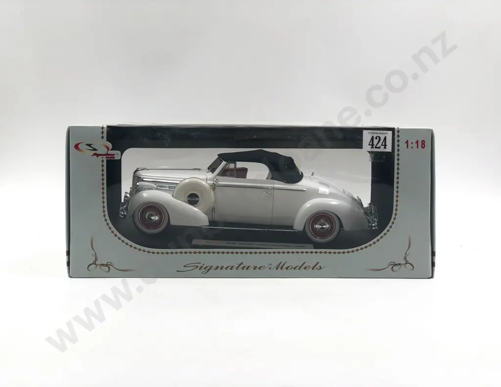 Signature Models Boxed 1:18 1938 Buick Century Convertible Coupe Image 1++