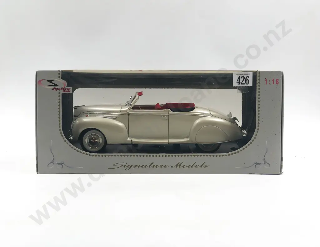 Signature Models Boxed 1:18 1939 Lincoln Zephyr Image 1++
