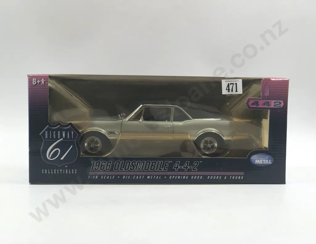 Highway 61 Boxed 1:18 1966 Oldsmobile 4-4-2 Image 1++