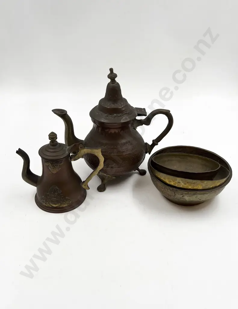 Small Quantity of Assorted Copper and Brass Ware Image 1++