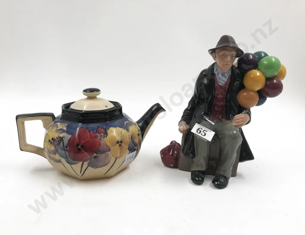 RD Figure "The Balloon Man" together with RD Teapot Image 1++