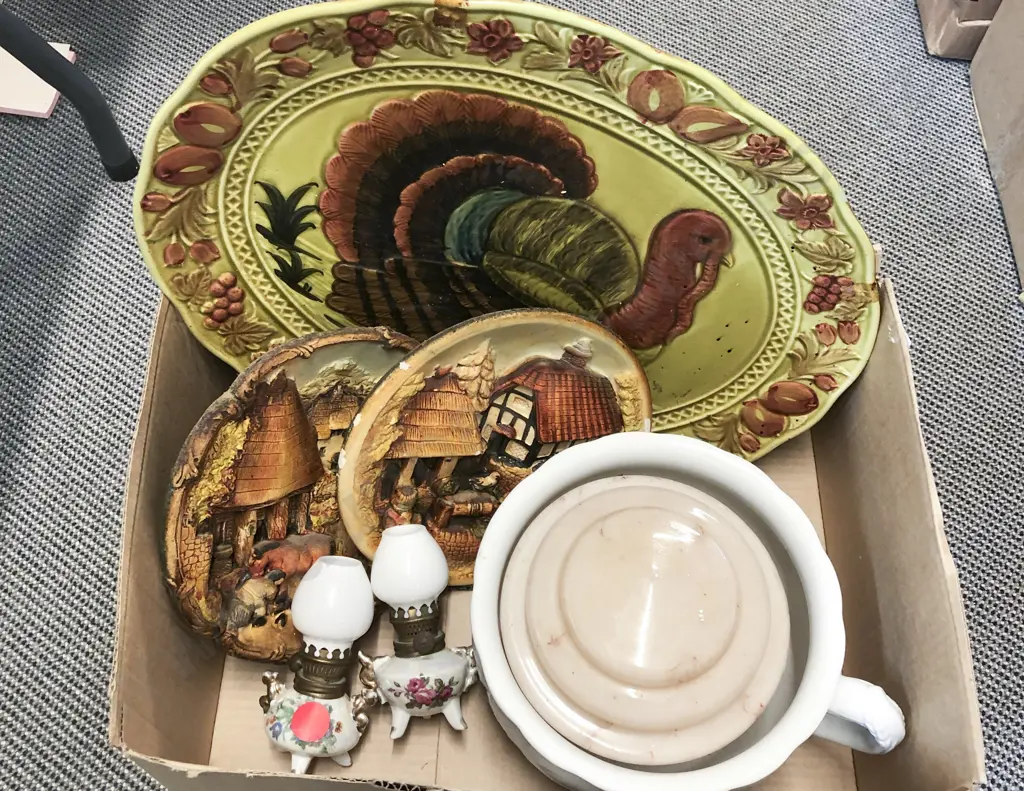 Qty of Assorted Relief Moulded Plates Image 1++
