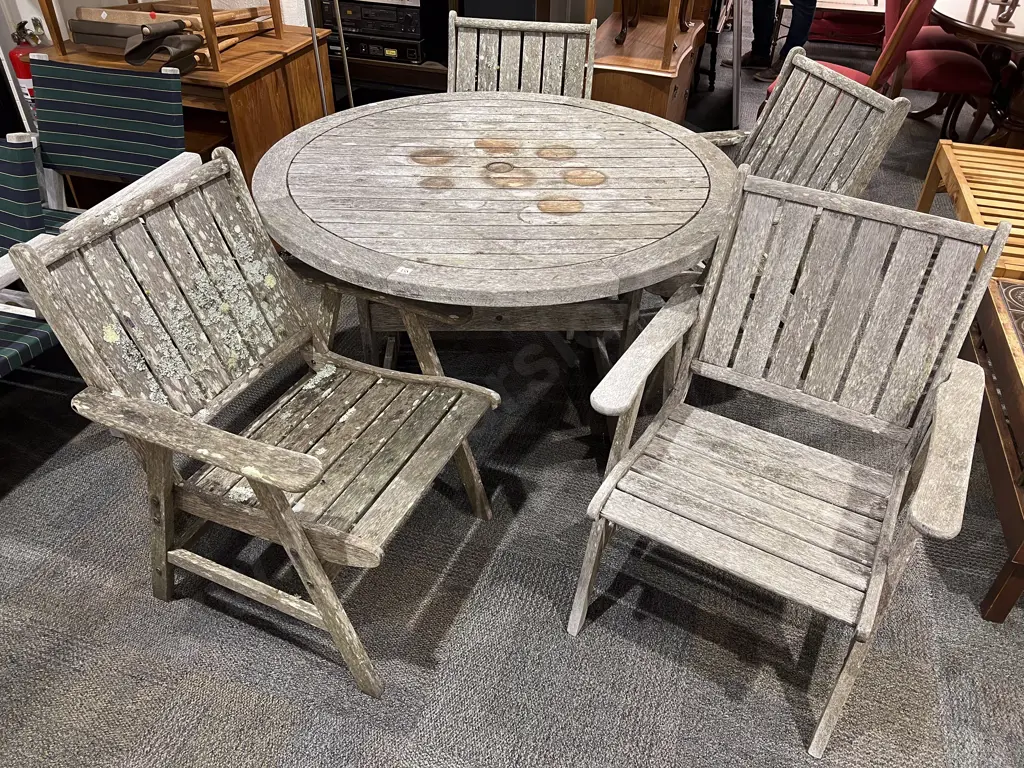 Icarus Circular Outdoor Table and Four Matching Chairs Image 1++