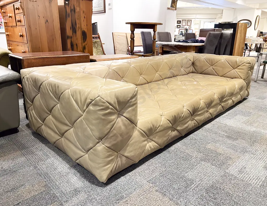 A Superb Quality Longhi Italian Made Large Leather Button Back Sofa Image 1++
