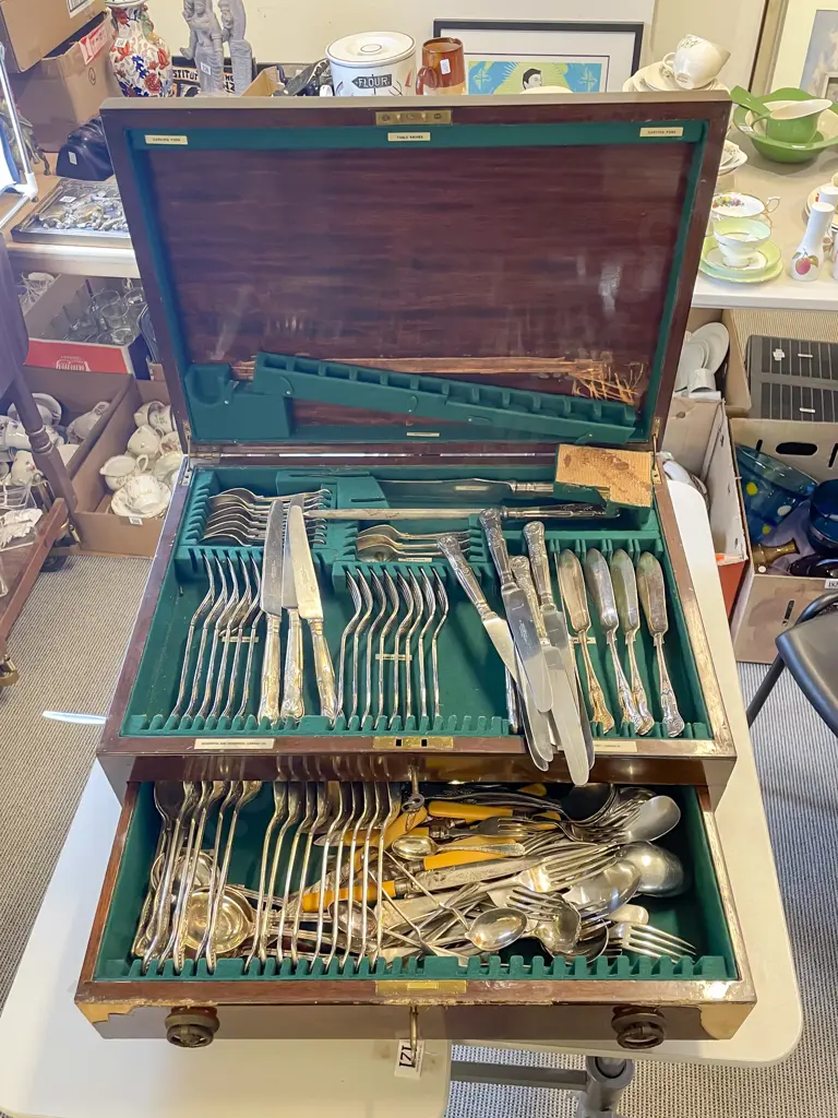 Canteen of Kings Plate Cutlery (incomplete) together with Assorted Cutlery Image 1++
